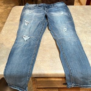 Womens Maurices high rise jeans size XL inseam measures about 30”